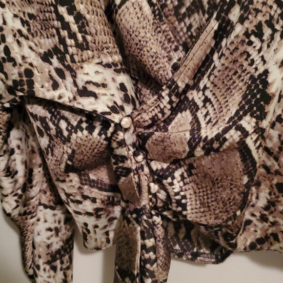 Snake print wrap blouse - Picture 3 of 6
